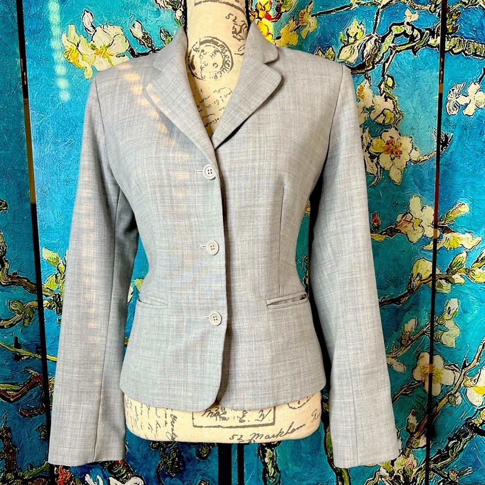 Gray SZ 6 Victoria’s Secret, body by Victoria gray fitted, suit jacket.